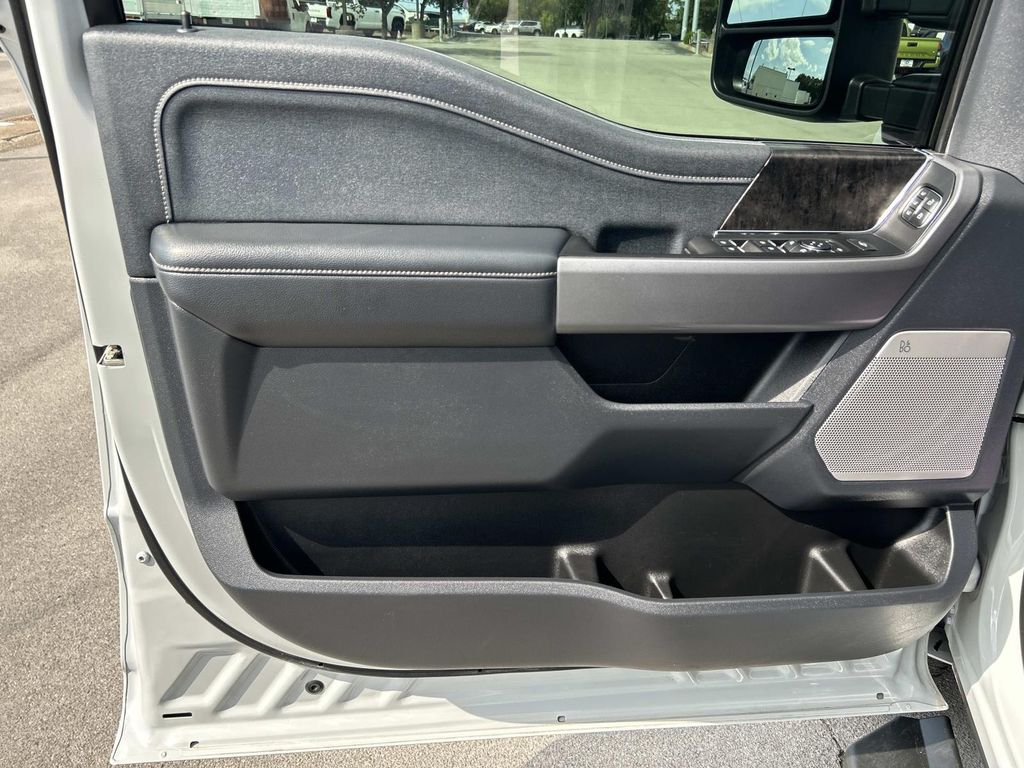 Vehicle photo 31