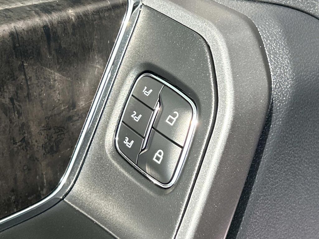 Vehicle photo 32
