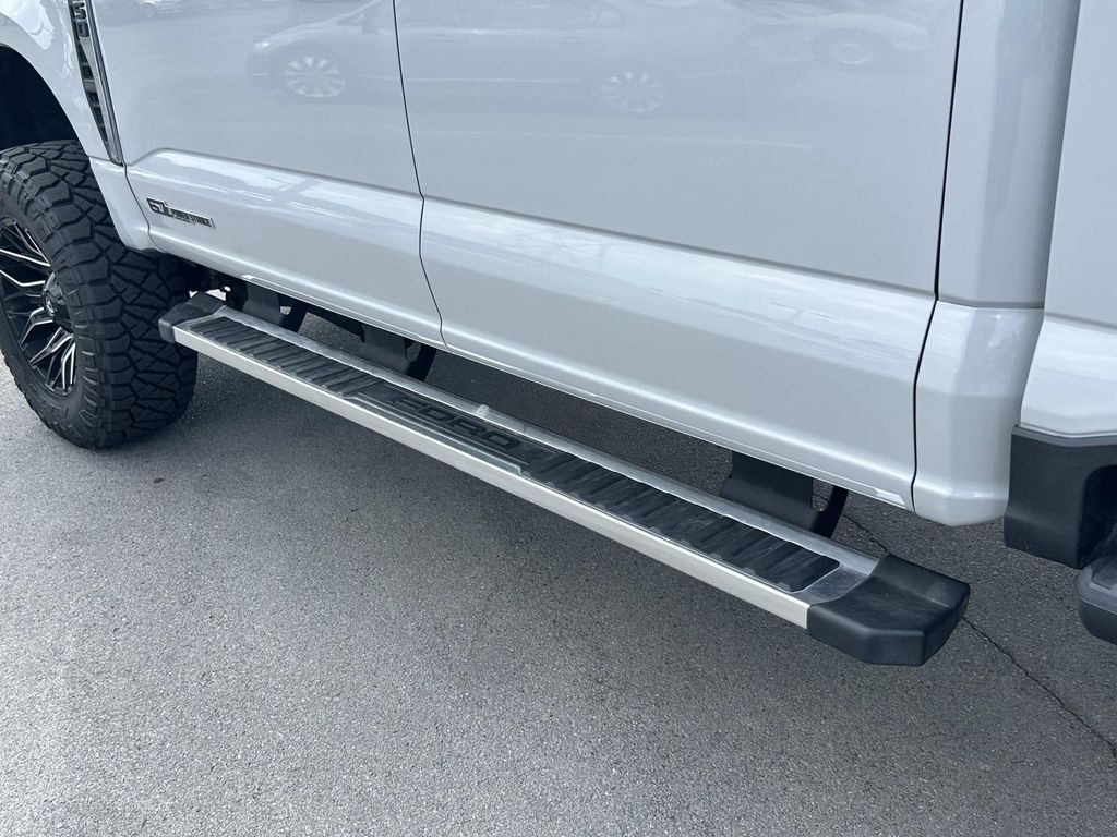 Vehicle photo 17