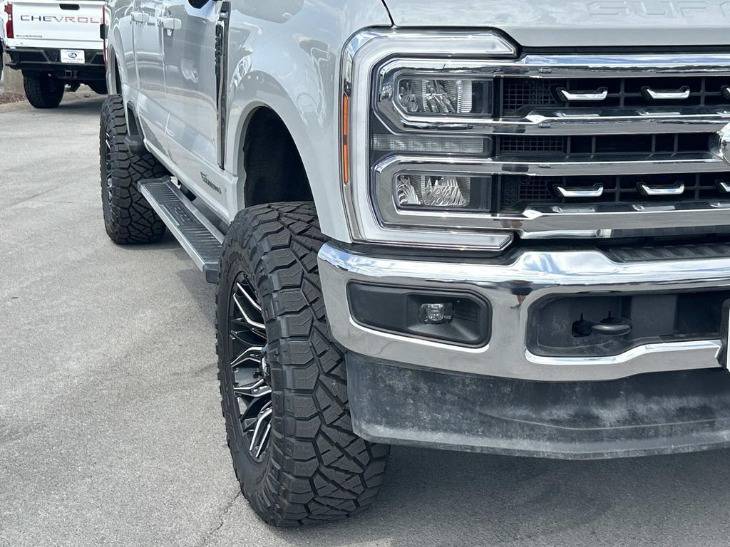 Vehicle photo 11