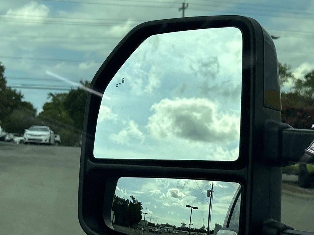 Vehicle photo 19