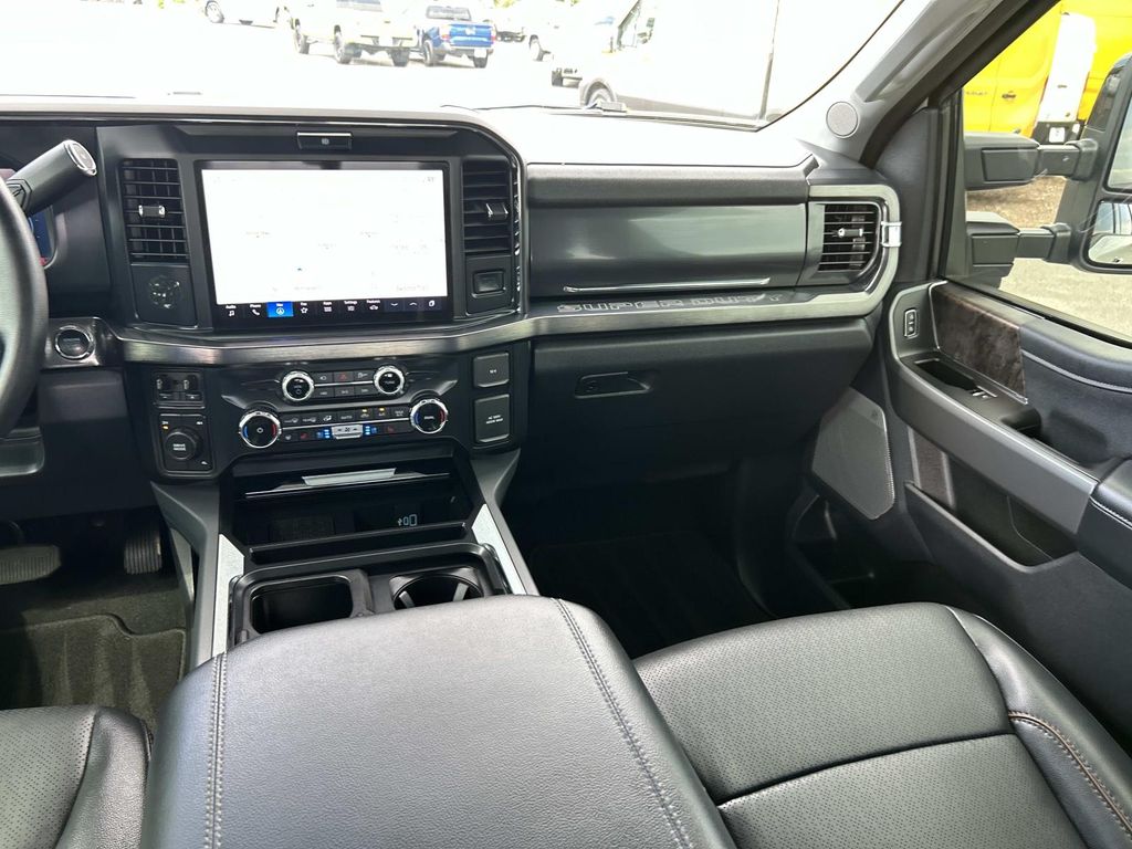 Vehicle photo 26