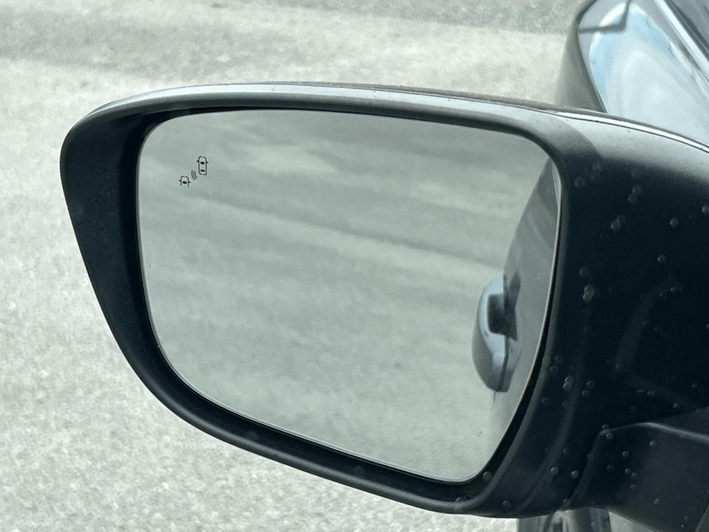 Vehicle photo 19