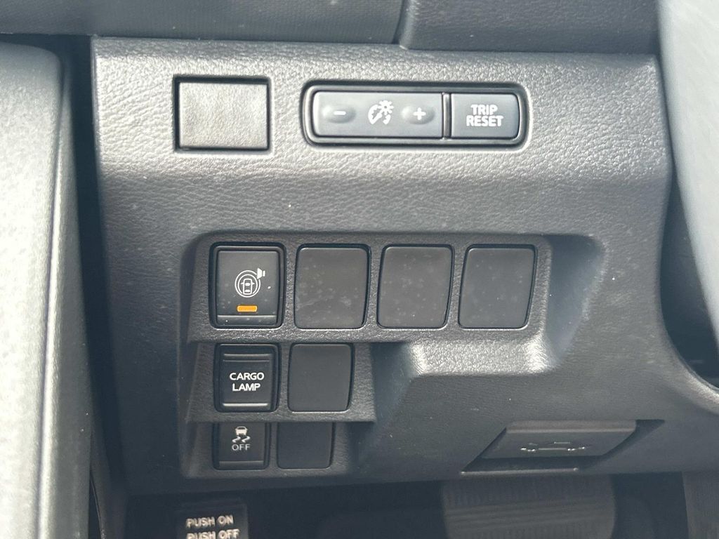 Vehicle photo 35
