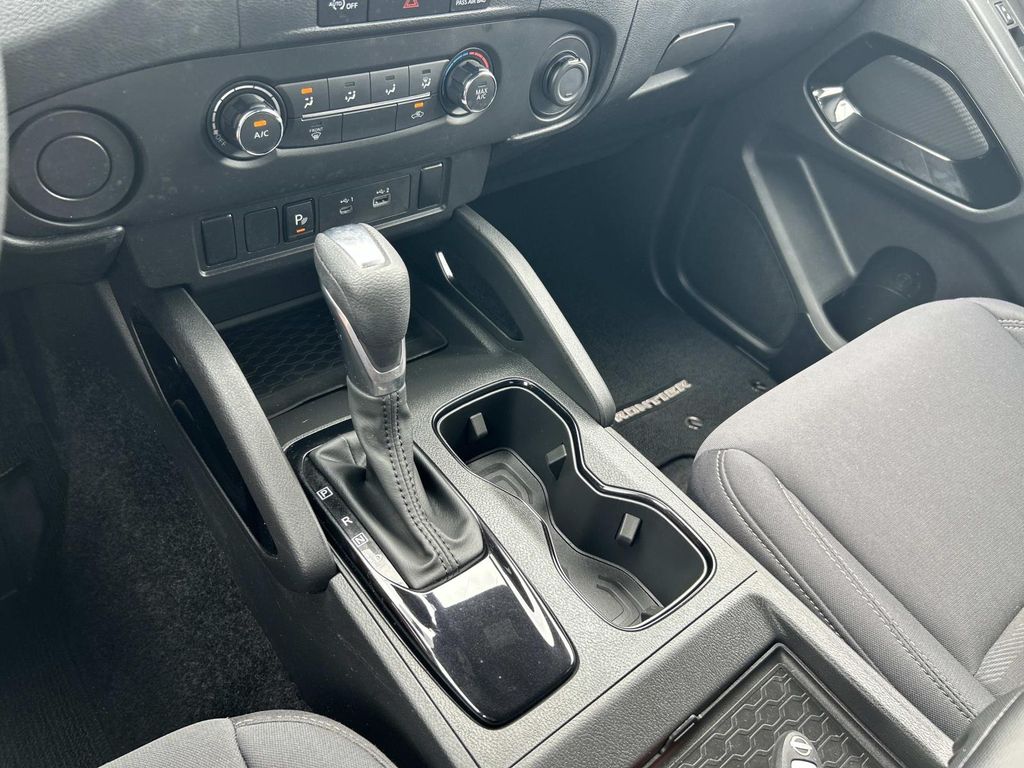 Vehicle photo 31
