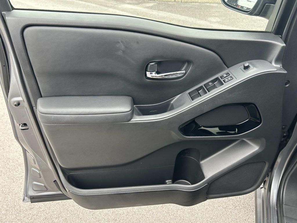 Vehicle photo 27