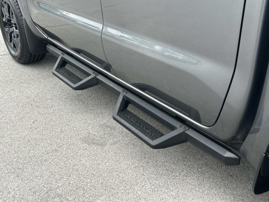 Vehicle photo 17