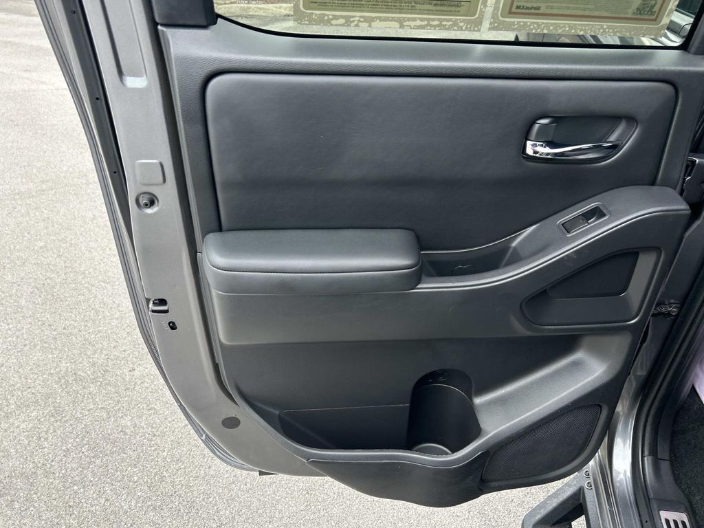 Vehicle photo 25