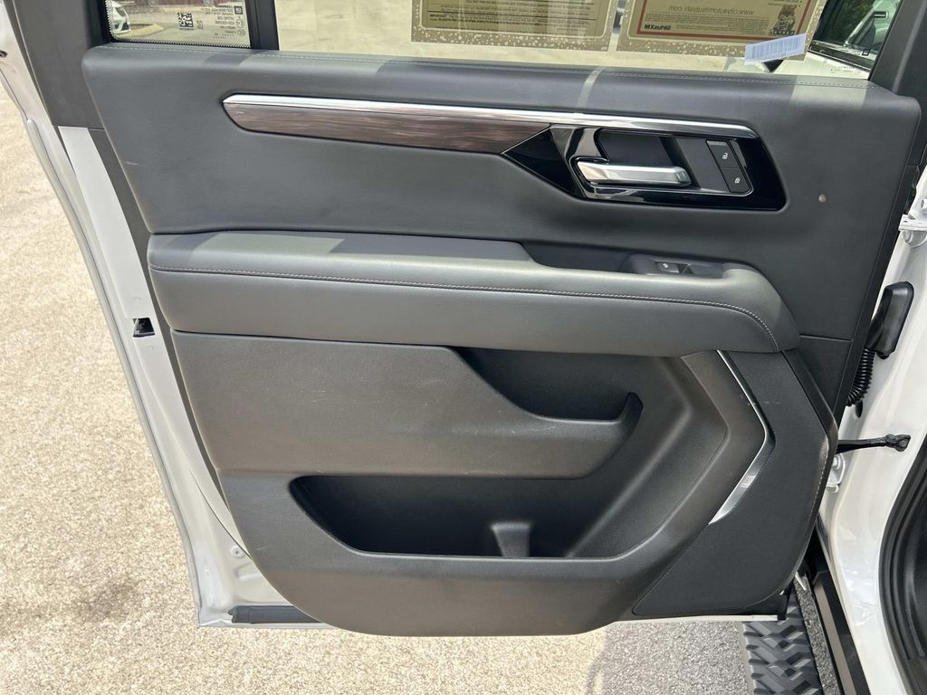 Vehicle photo 28
