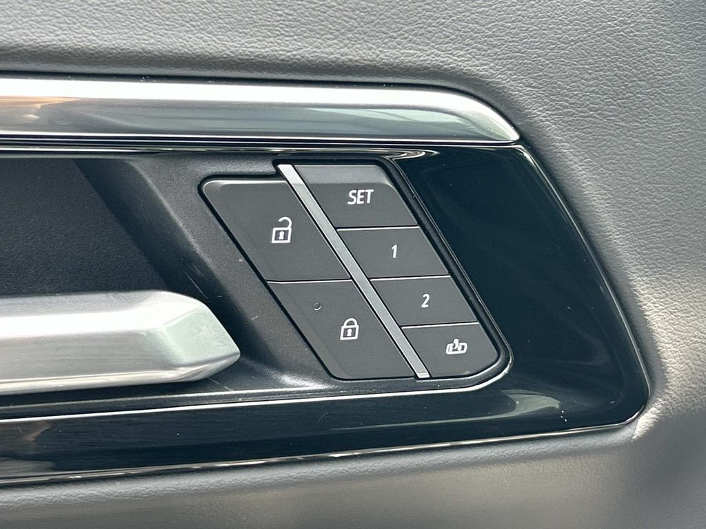 Vehicle photo 31