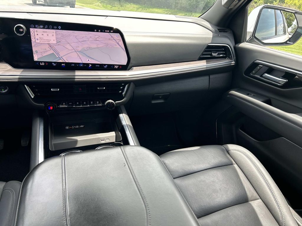 Vehicle photo 23