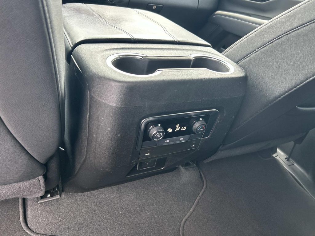 Vehicle photo 25