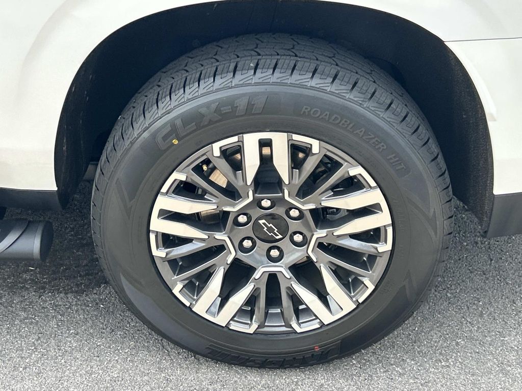 Vehicle photo 17