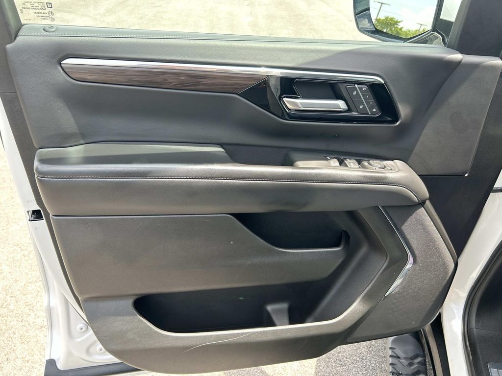 Vehicle photo 30