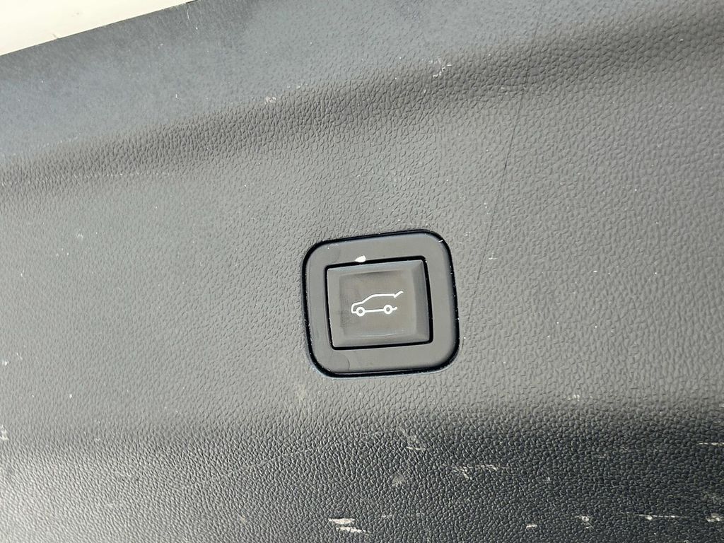 Vehicle photo 16