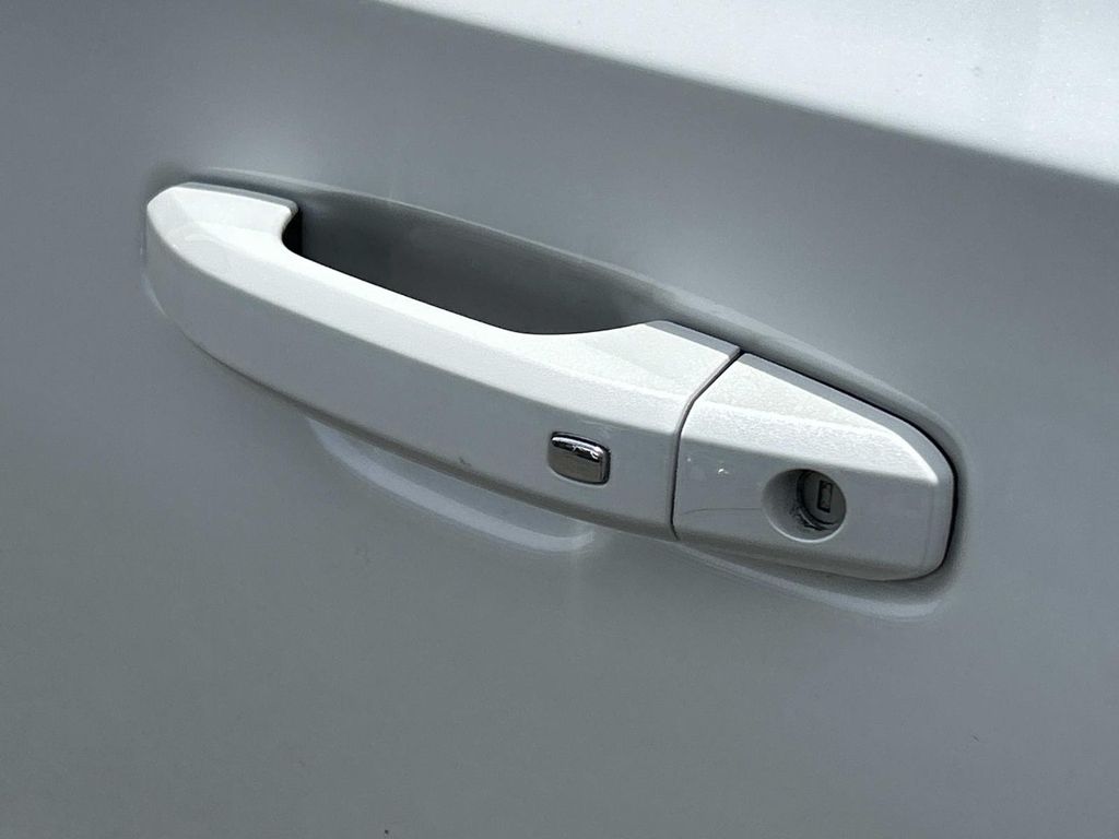 Vehicle photo 19