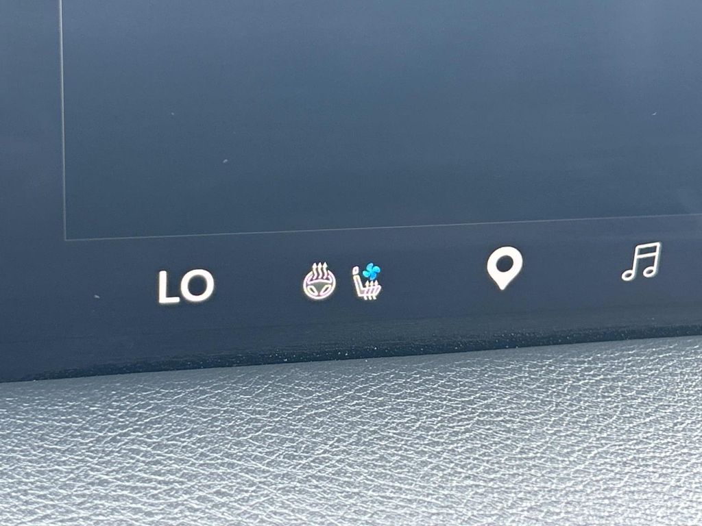 Vehicle photo 37
