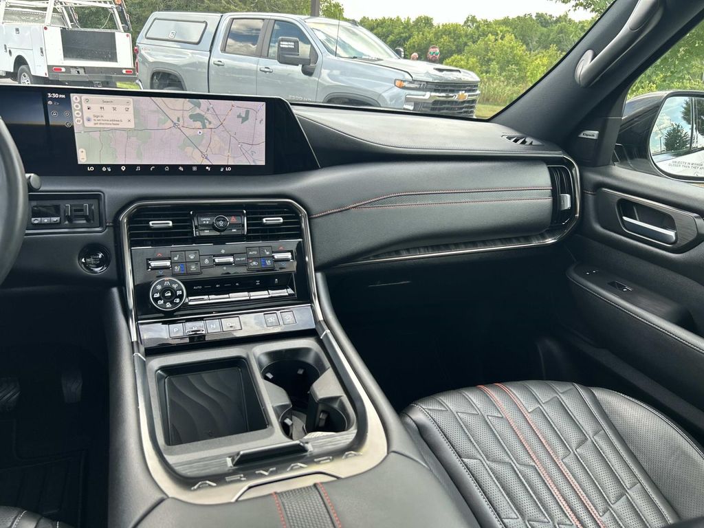 Vehicle photo 23