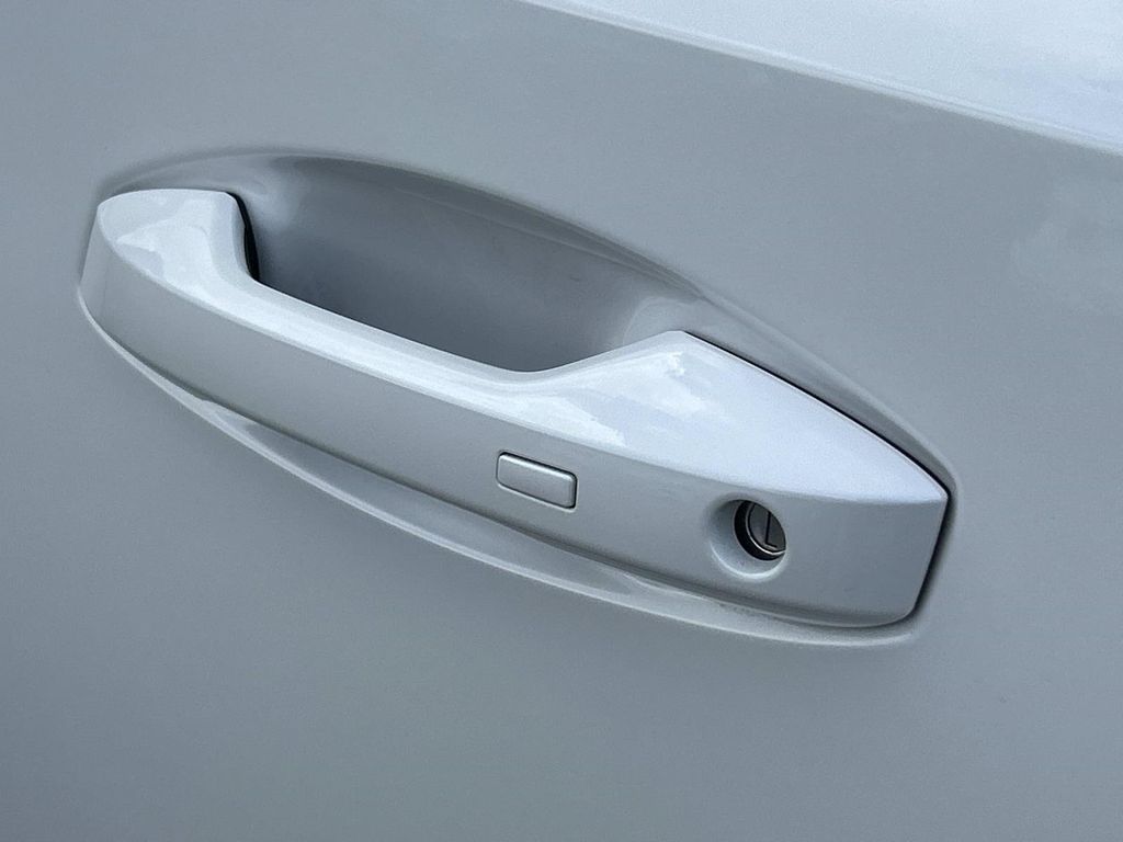 Vehicle photo 19