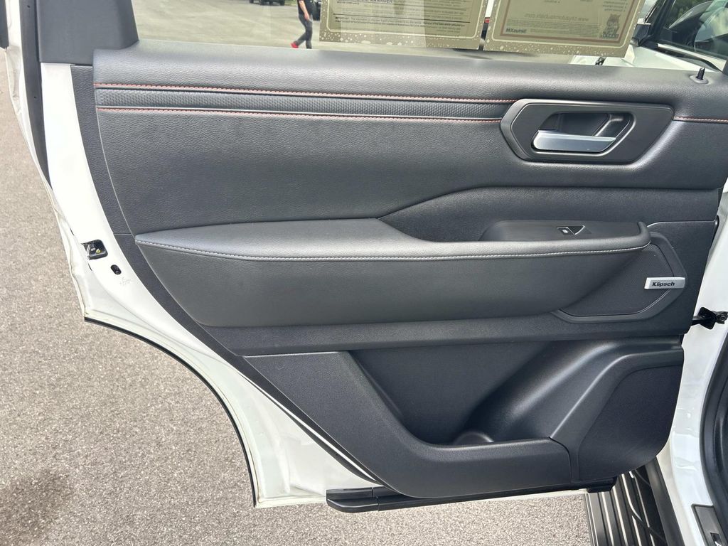 Vehicle photo 28