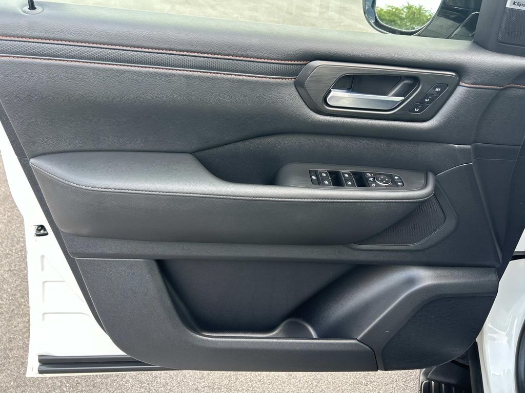 Vehicle photo 31