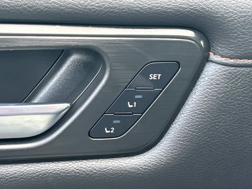 Vehicle photo 33