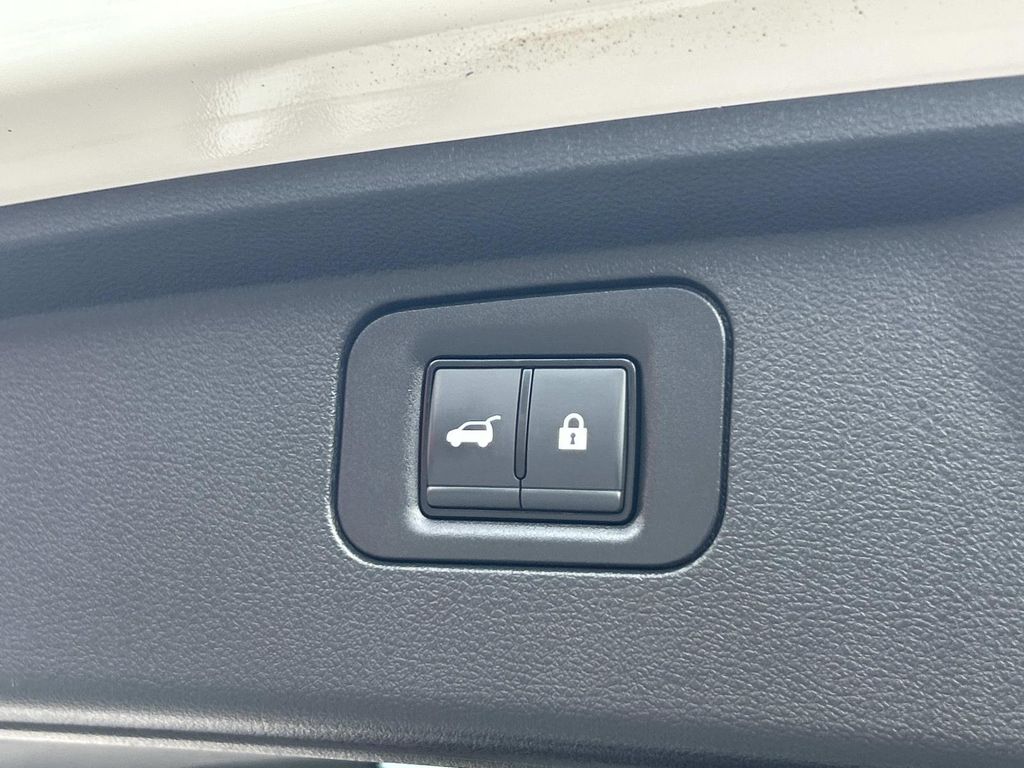 Vehicle photo 16
