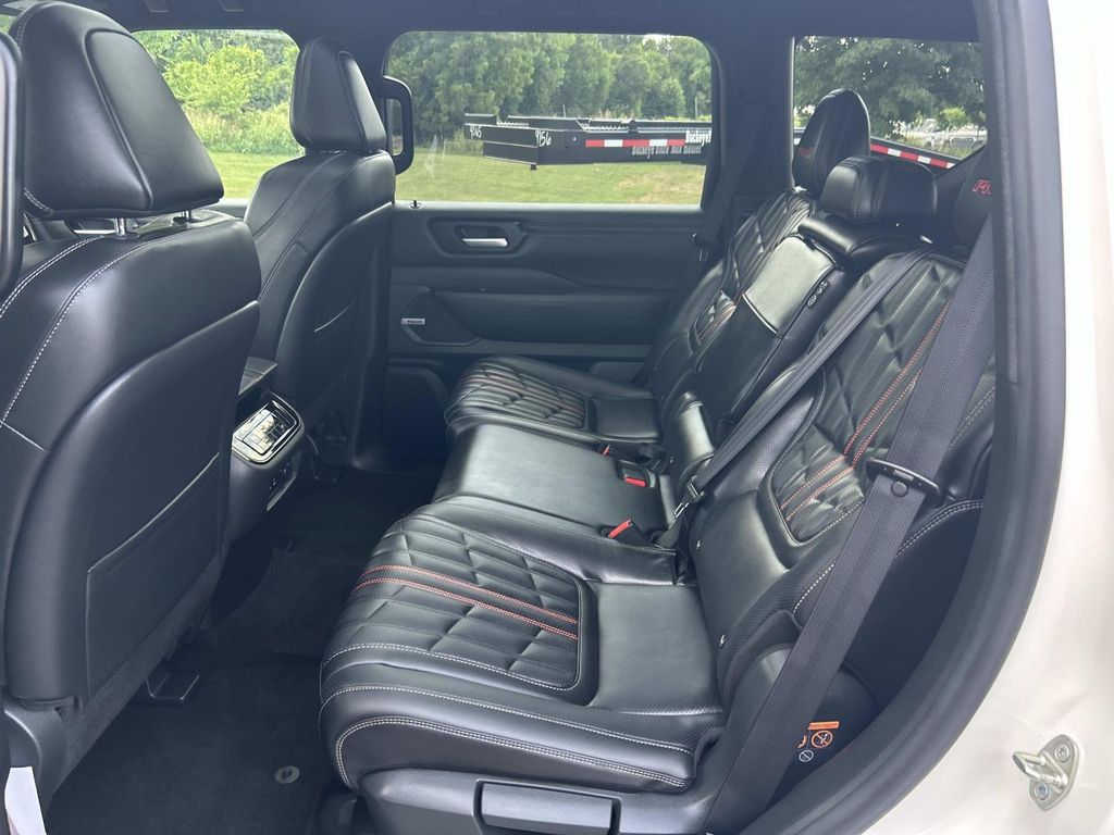 Vehicle photo 26