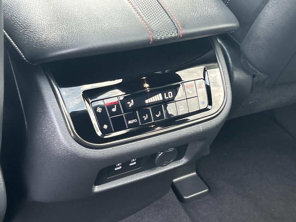 Vehicle photo 25
