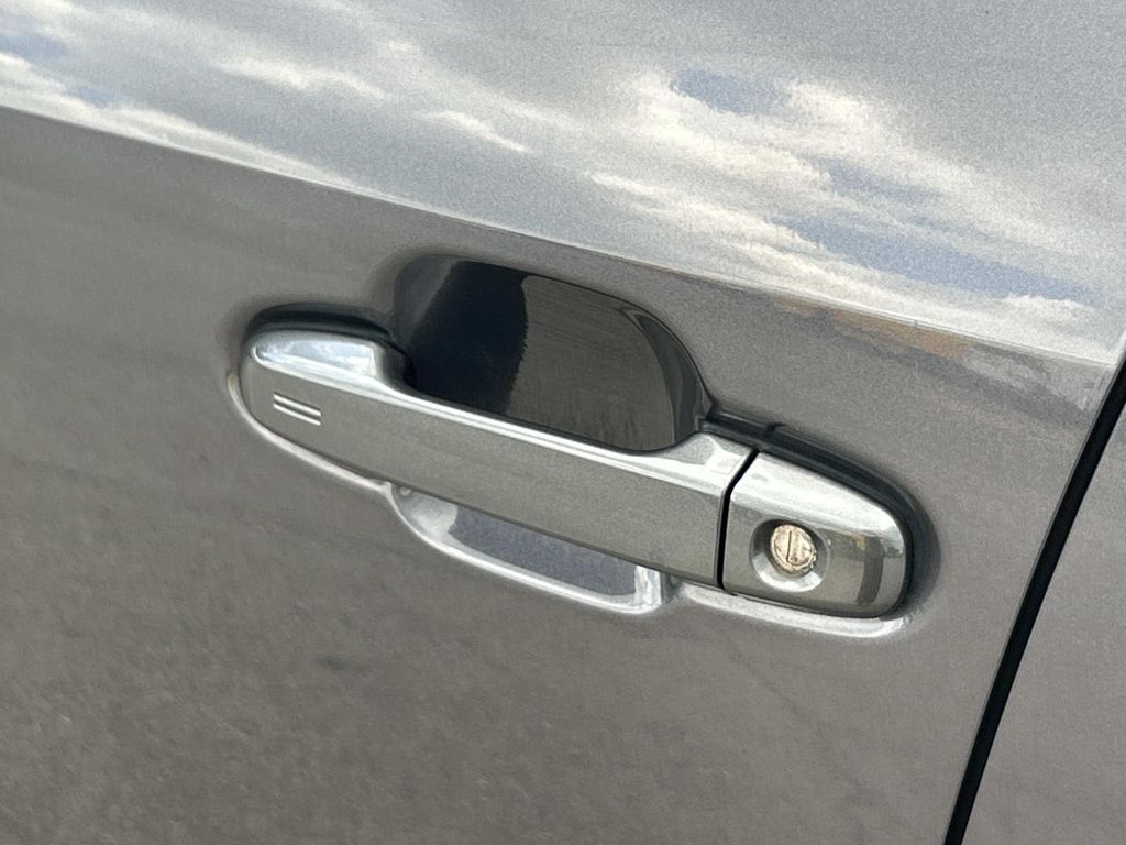 Vehicle photo 17