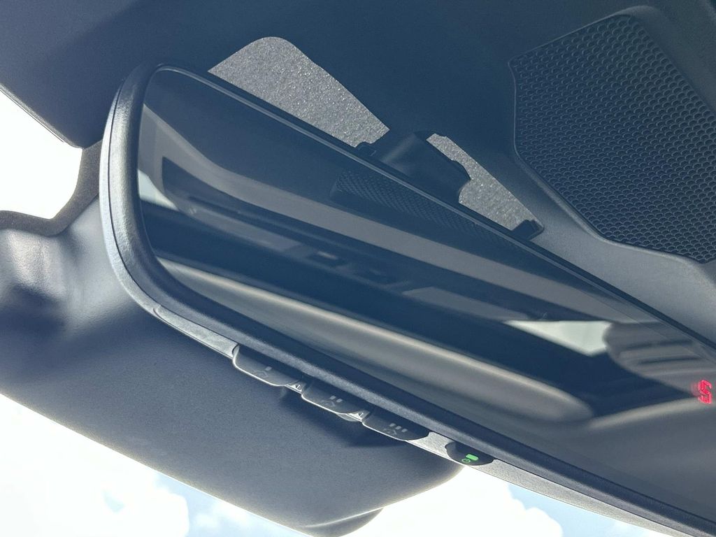 Vehicle photo 31