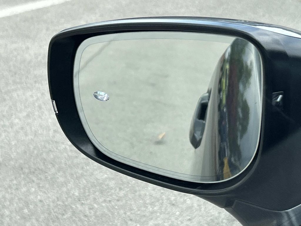 Vehicle photo 19