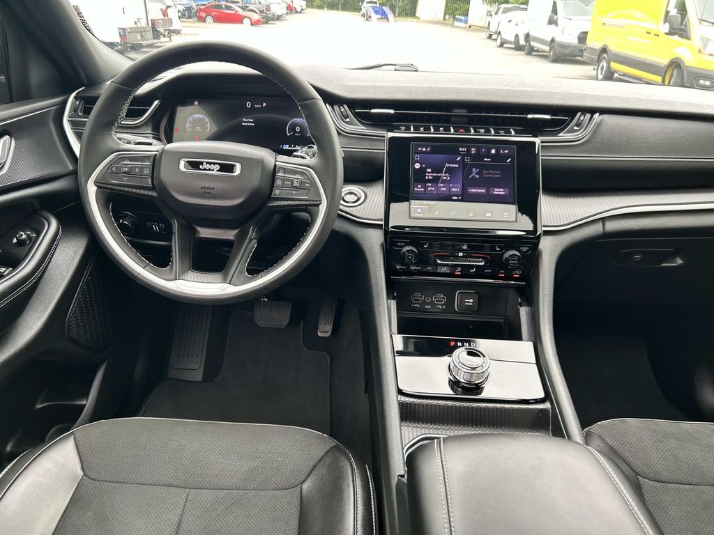 Used 2025 Jeep Grand Cherokee SUV