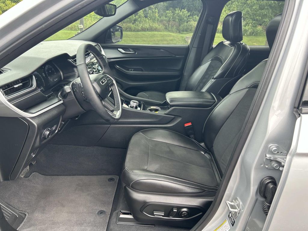 Used 2025 Jeep Grand Cherokee SUV