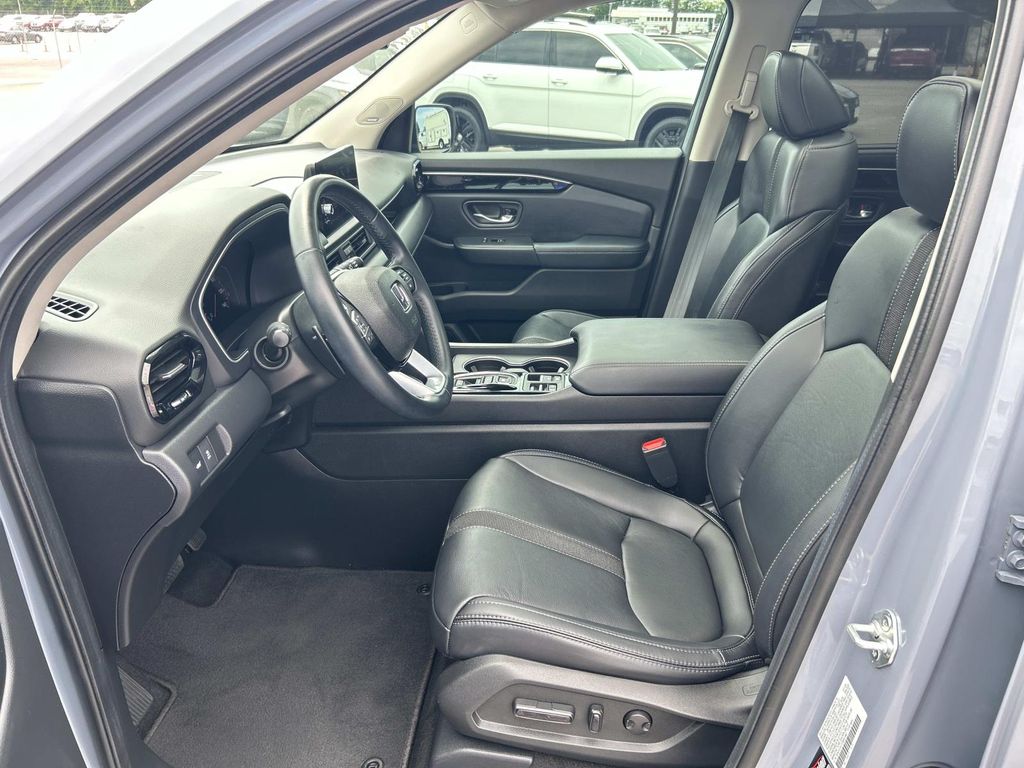 Used 2025 Honda Pilot SUV
