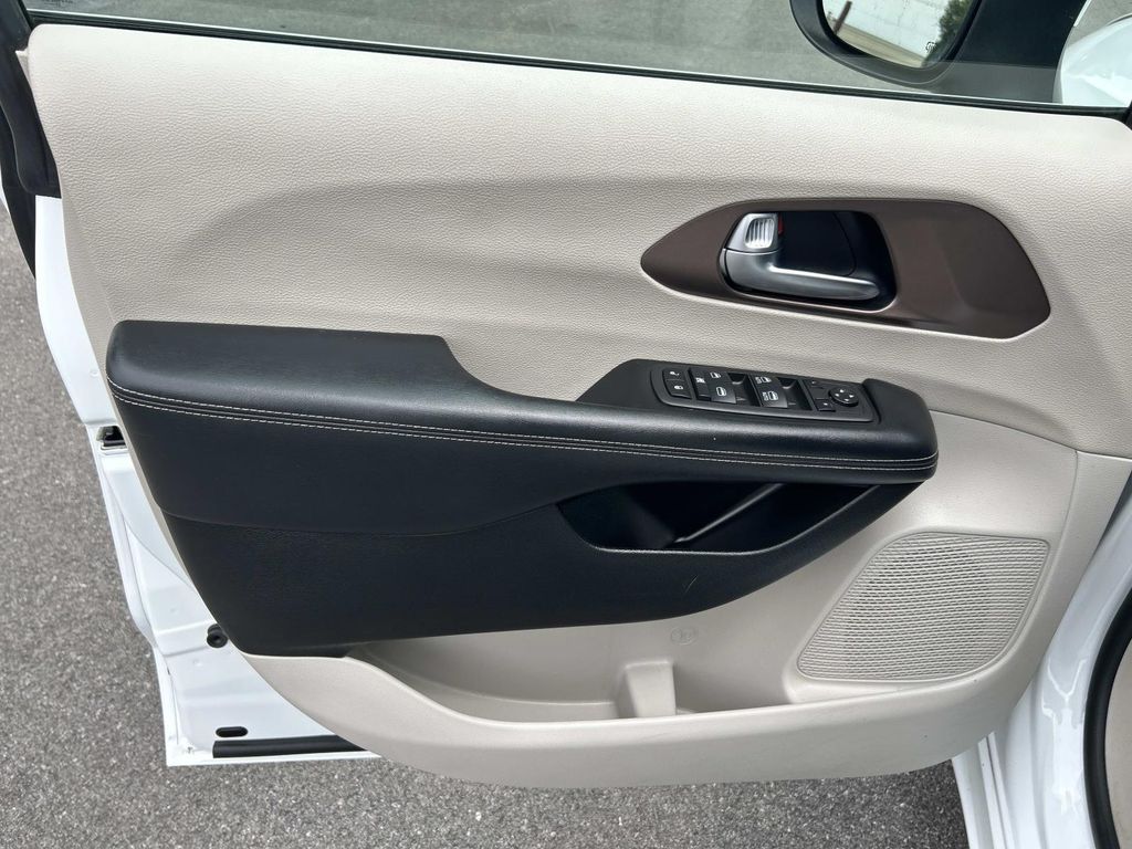 Used 2022 Chrysler Voyager Van