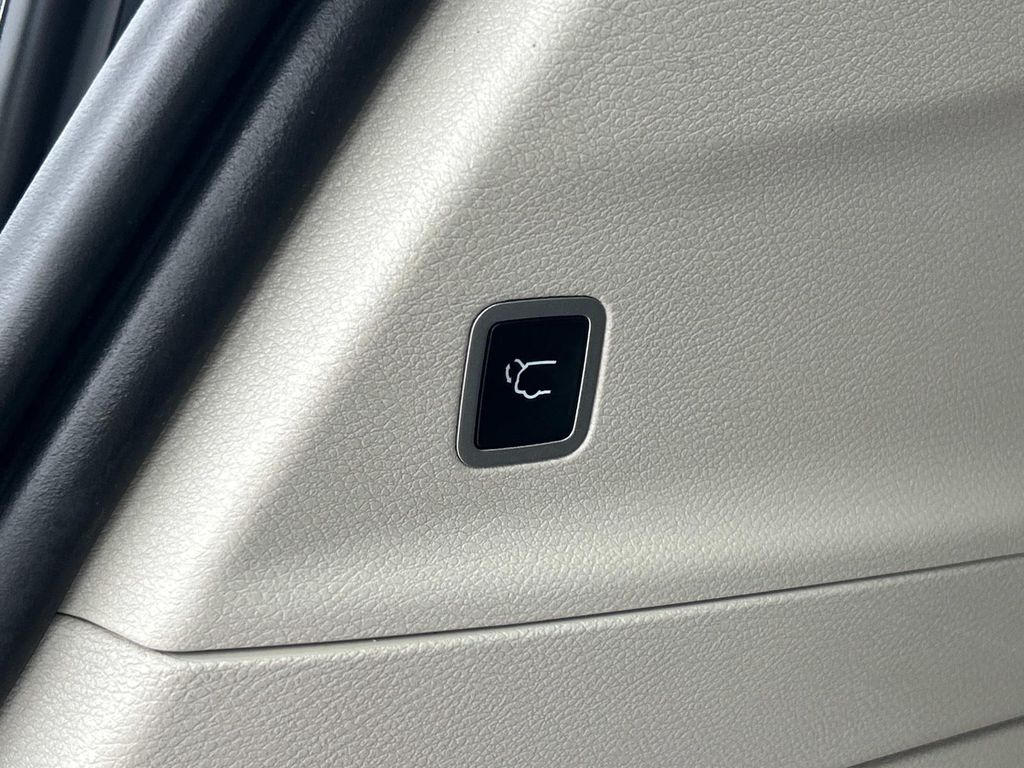 Used 2022 Chrysler Voyager Van