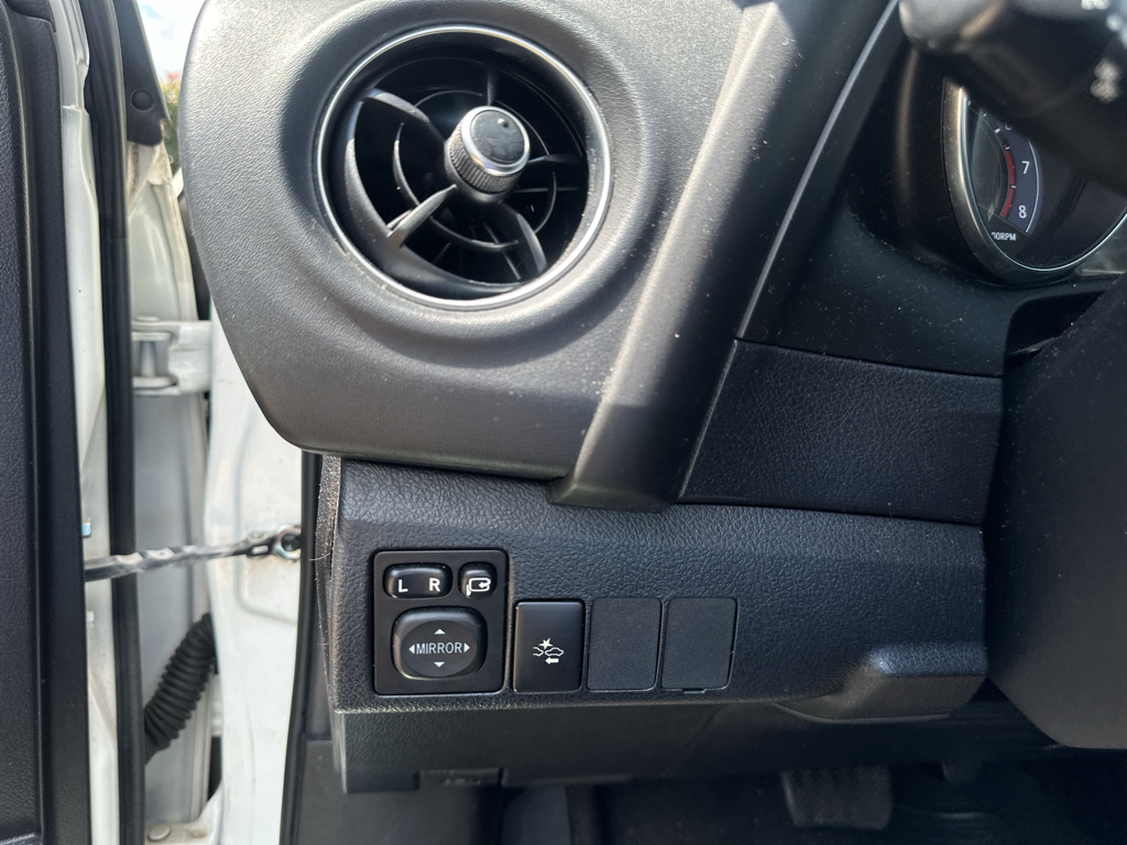Vehicle photo 19