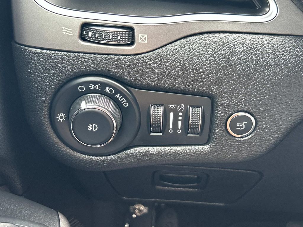 Used 2021 Jeep Cherokee SUV