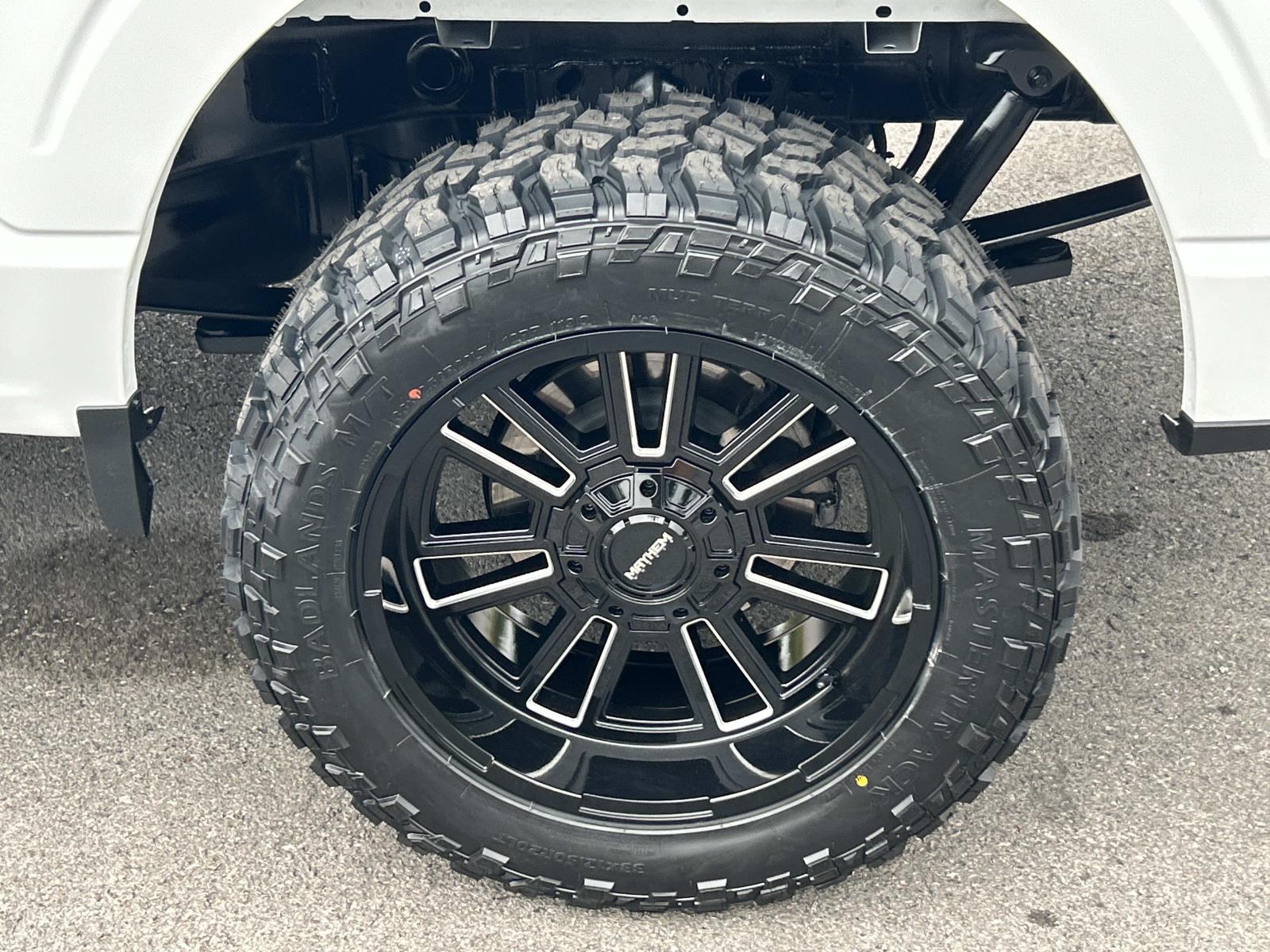Vehicle photo 17