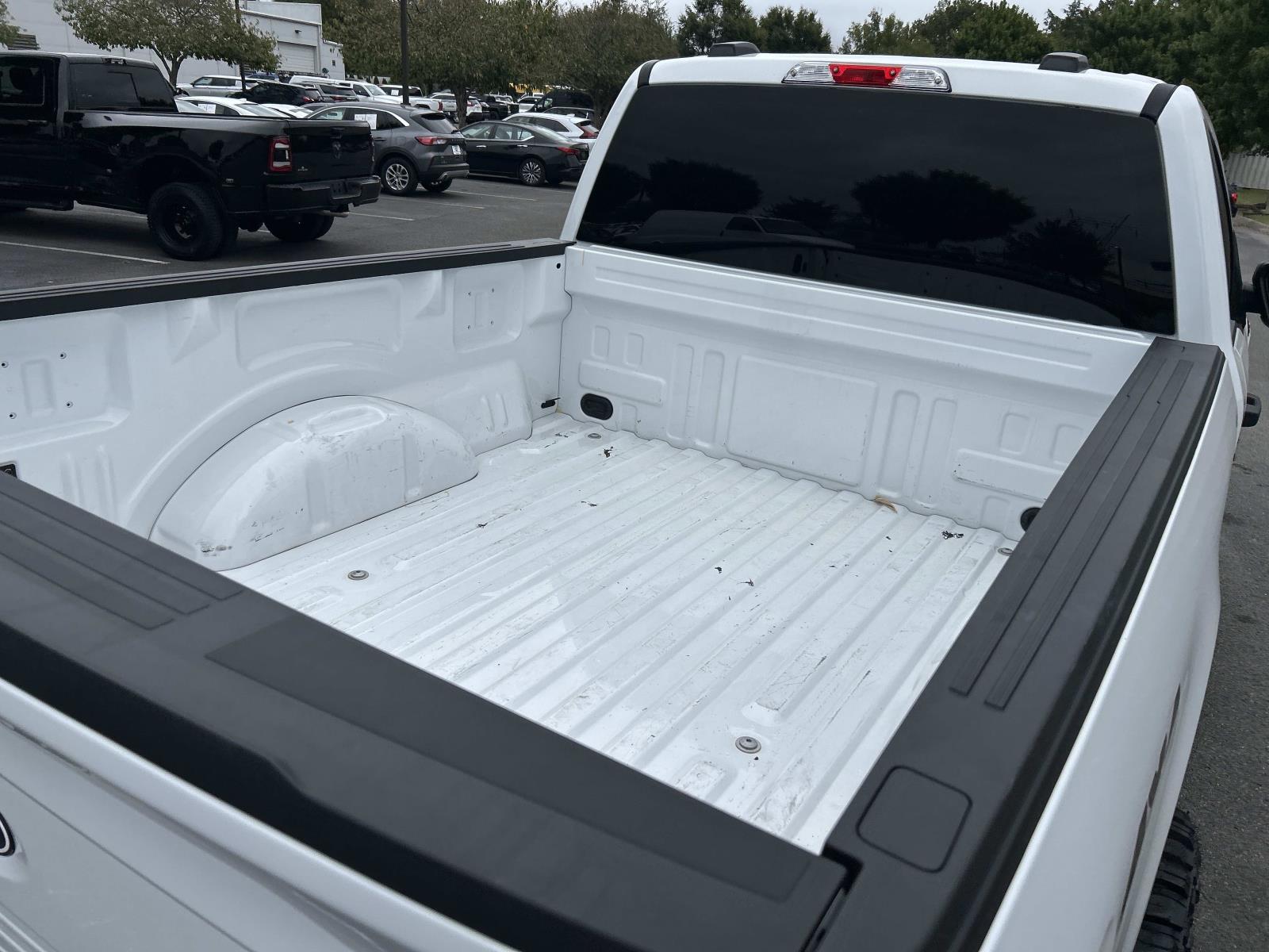 Vehicle photo 16