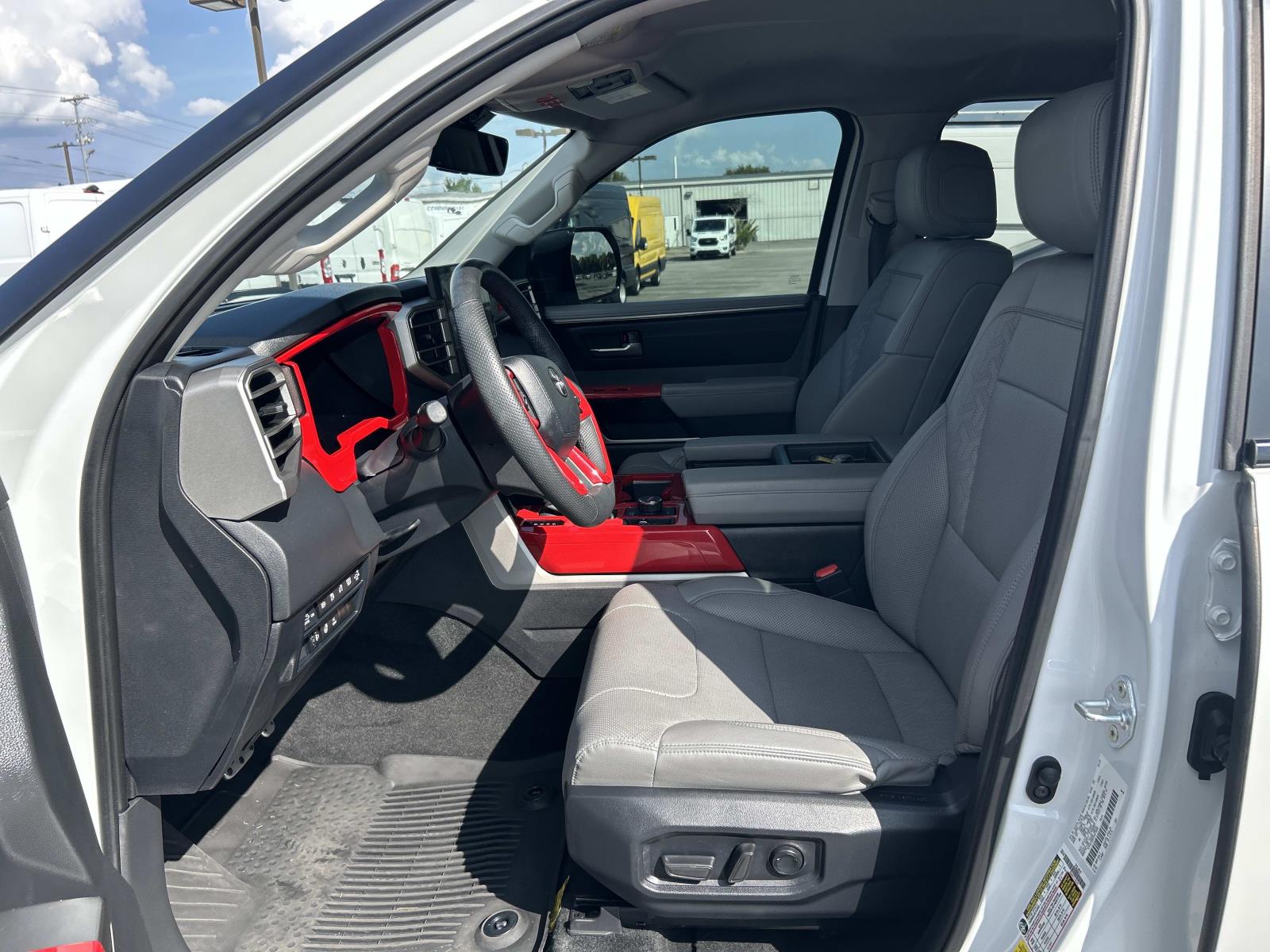 Vehicle photo 28