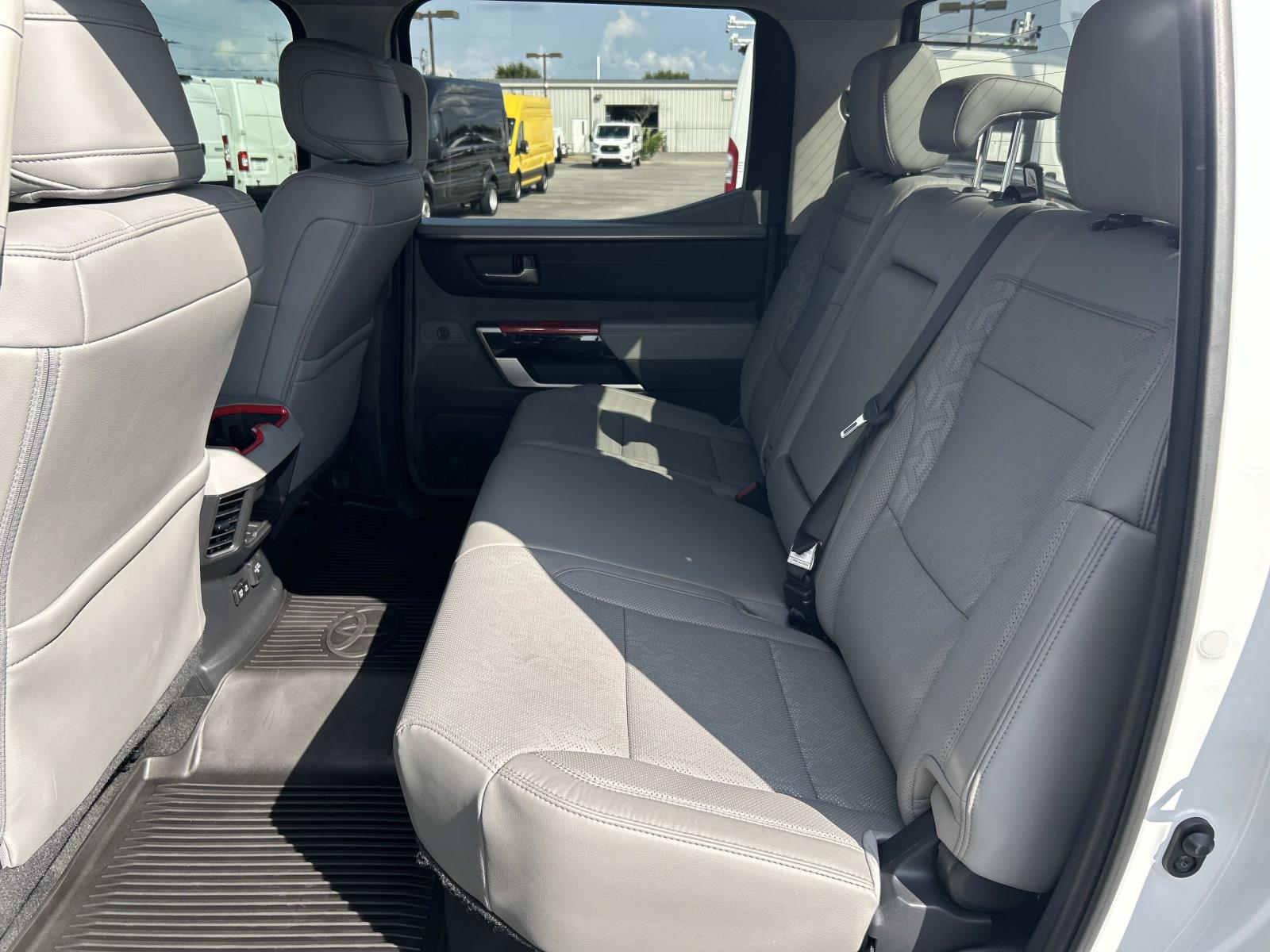 Vehicle photo 26