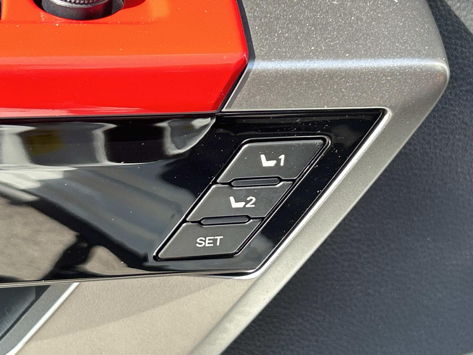Vehicle photo 30