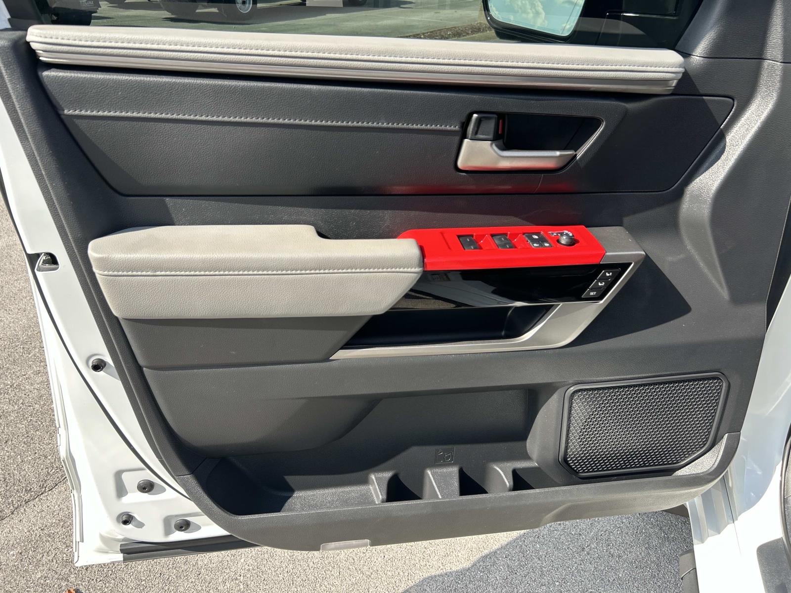 Vehicle photo 29