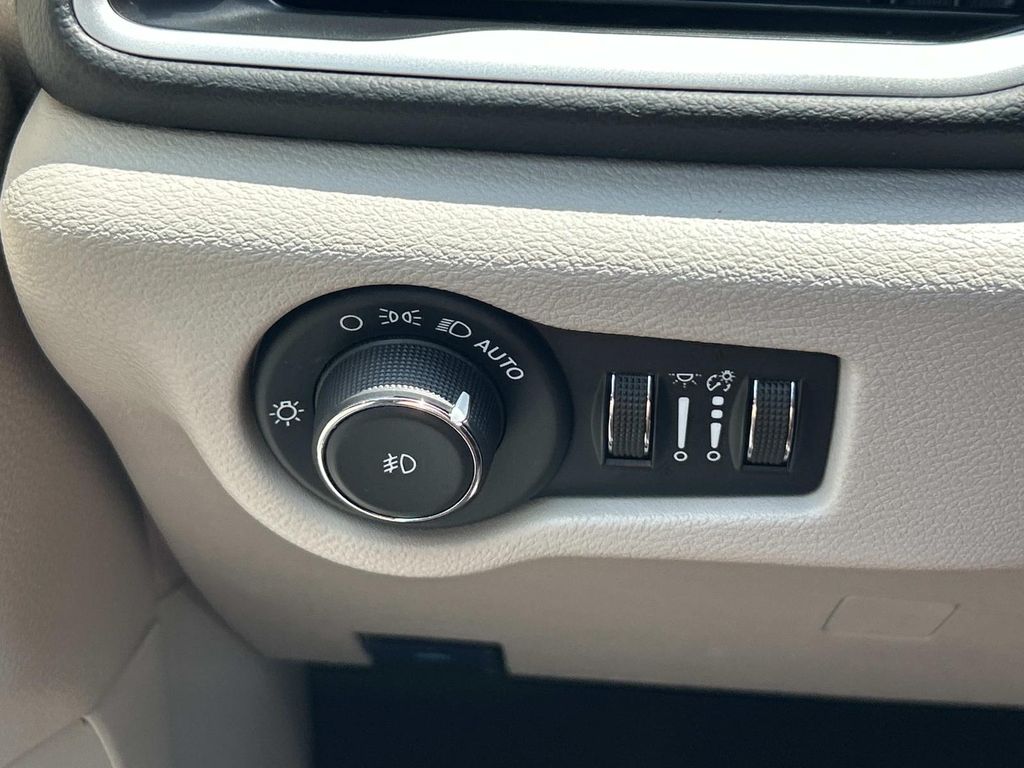 Used 2023 Chrysler Pacifica Van