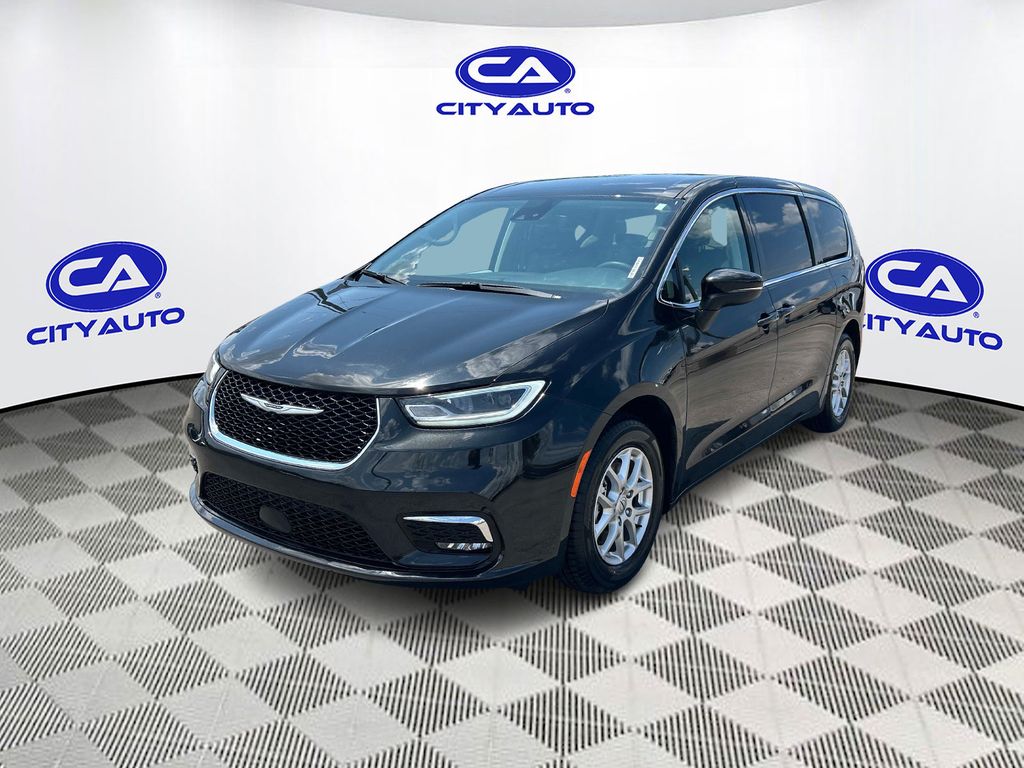 Used 2023 Chrysler Pacifica Van