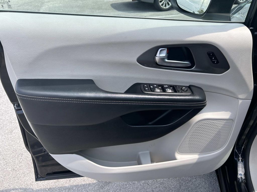 Used 2023 Chrysler Pacifica Van