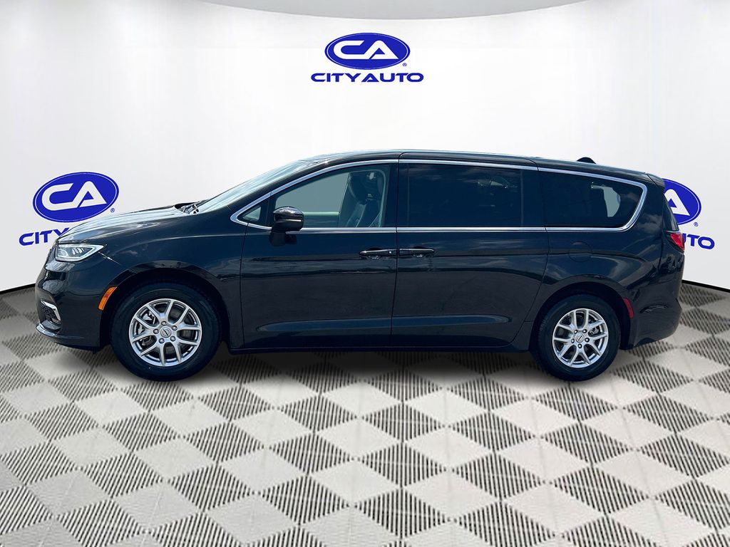 Used 2023 Chrysler Pacifica Van
