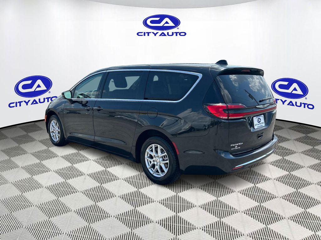 Used 2023 Chrysler Pacifica Van